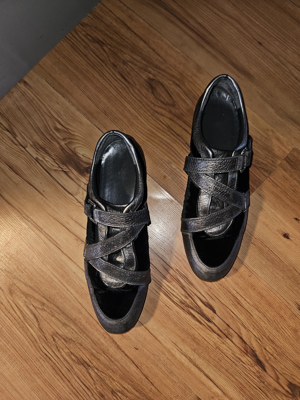 Stuart Weitzman Metallic Silver and Black Crisscross Strap Flats - Picture 3 of 5